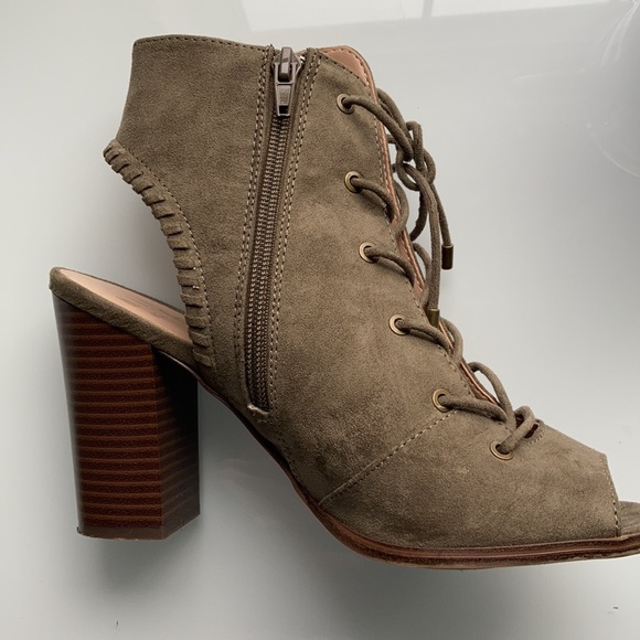 Cute army green lace up heels, open front, zipper on side! Size 7.5 & from DSW - Picture 3 of 5